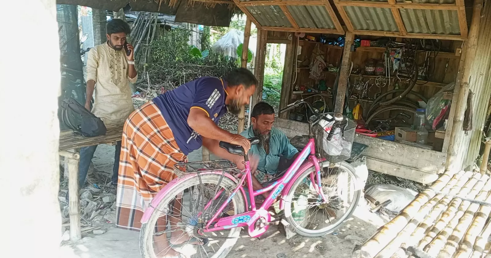 চোখে অন্ধকার, তবে আলমডাঙ্গার মিস্ত্রি জহুরুলের হাতে আলো