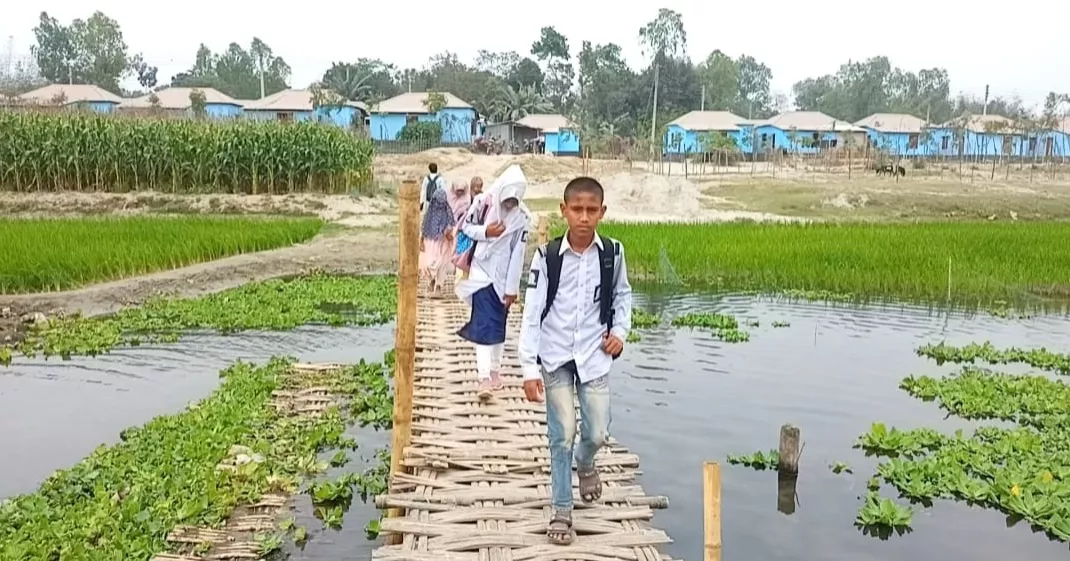 লালমনিরহাটে ভাসমান ড্রাম সেতুতে হাজারো মানুষের কষ্ট লাঘব