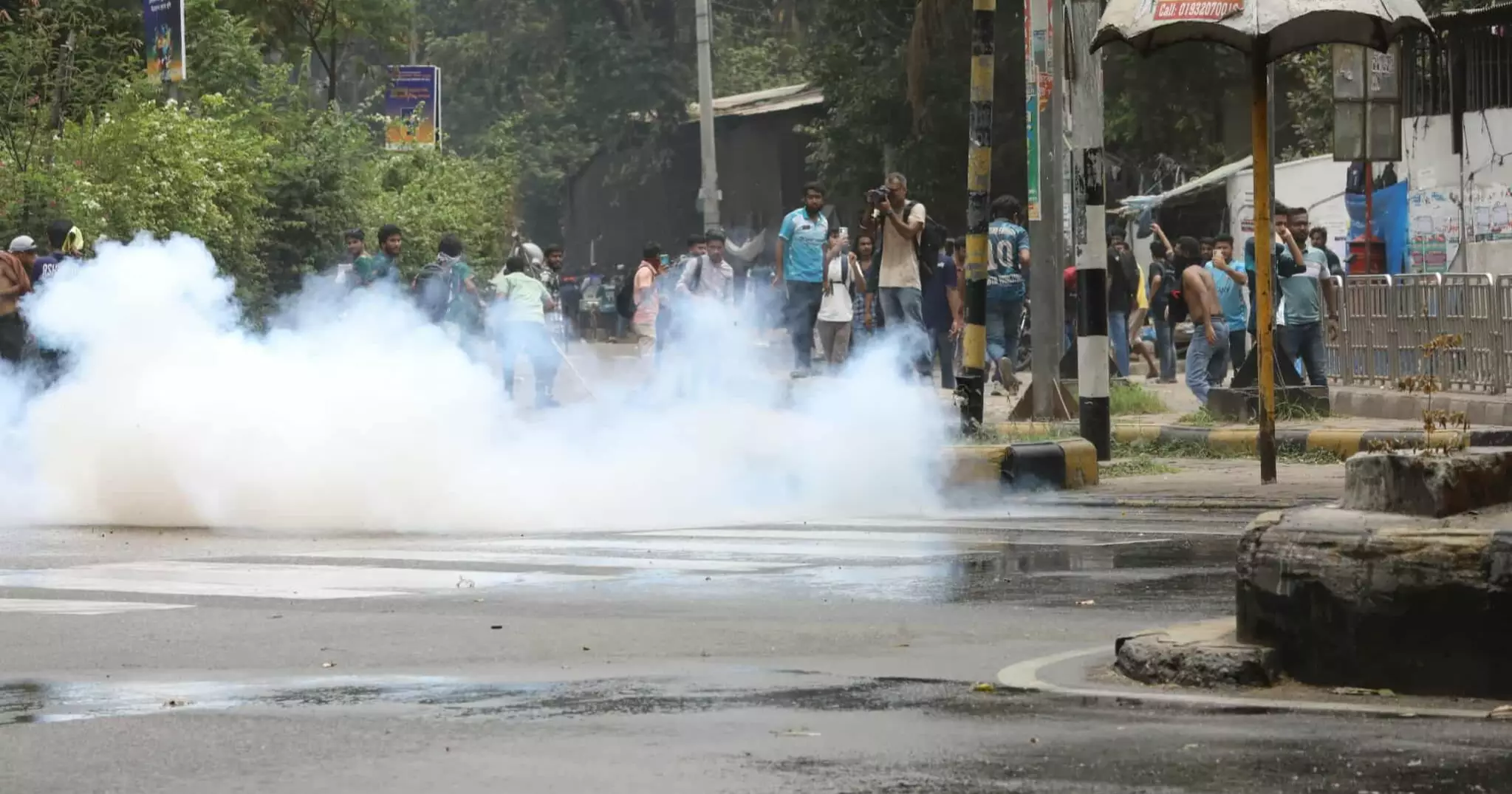 দাবি আদায়ে দ্বিতীয় দিনের মতো সড়‌কে জবির শিক্ষক-শিক্ষার্থীরা
