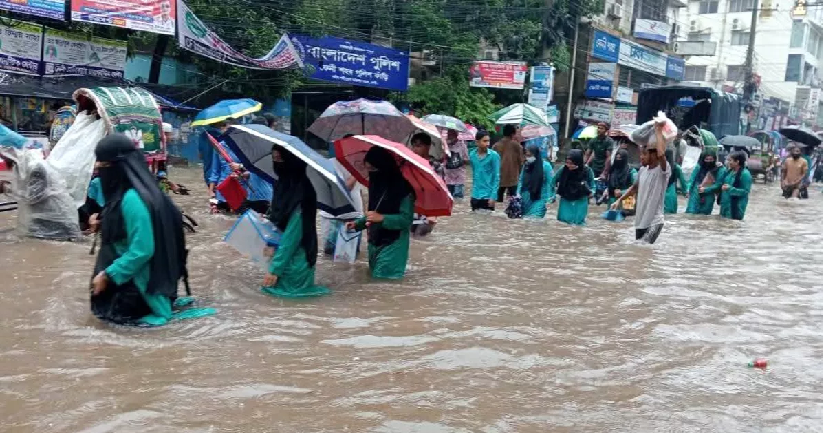 টানা বর্ষণে ডুবেছে ফেনী শহর, ভেঙেছে মুহুরীর বাঁধ