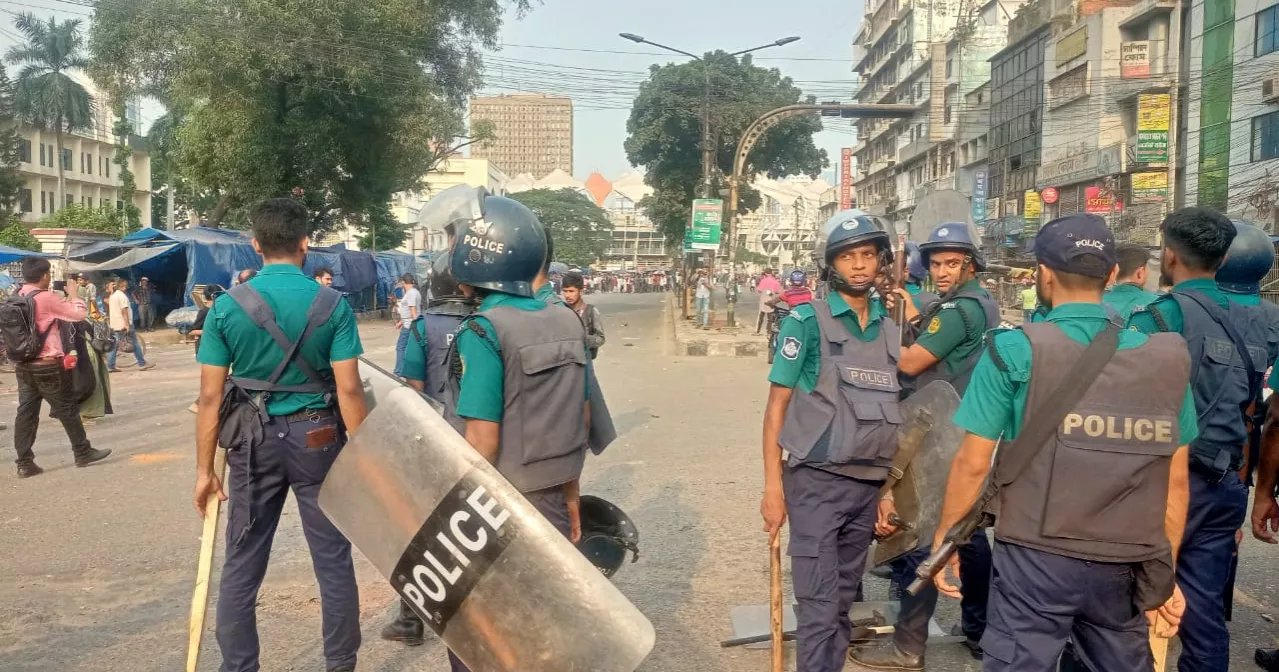 সচিবালয় ছেড়ে শিক্ষার্থীরা স্টেডিয়াম মার্কেট এলাকায়, পুলিশ জিরো পয়েন্টে