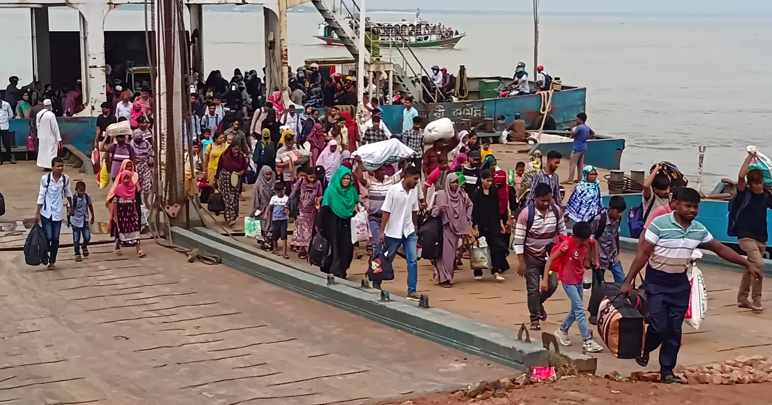 পাটুরিয়া ফেরিঘাট দিয়ে ঢাকায় ফিরছেন মানুষ, বাড়তি ভাড়ার বিড়ম্বনা
