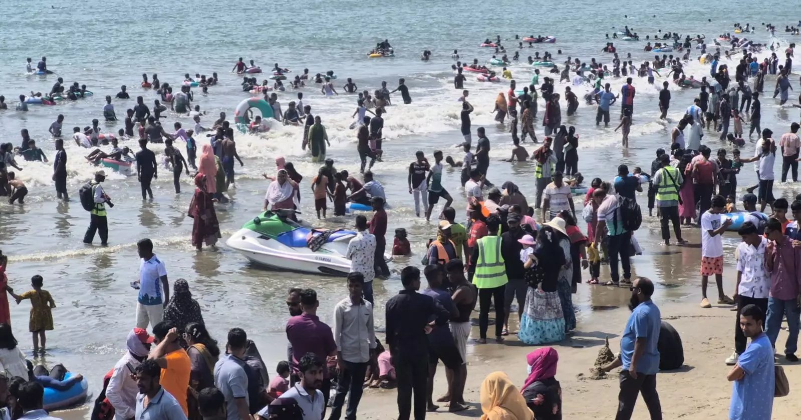 কক্সবাজারে পর্যটকদের উপচে পড়া ভিড়