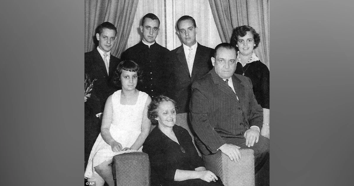 ব্যর্থ প্রেমিক থেকে যেভাবে পোপ ফ্রান্সিস হয়ে ওঠেন হোর্গে বারগোগ্লিও