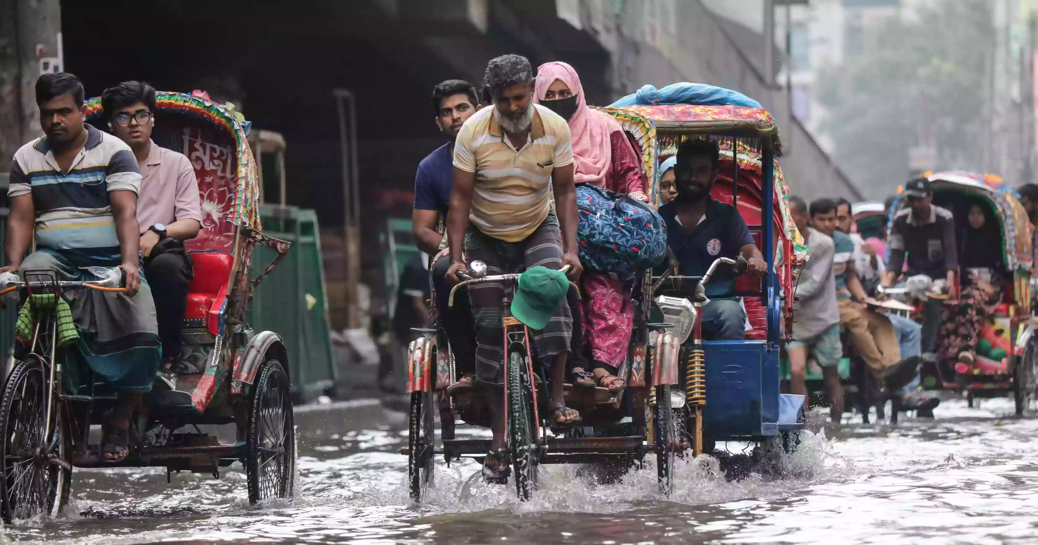 টানা বৃষ্টি ও আন্দোলন-অবরোধে রাজধানীর নাগরিক ভোগান্তি চরমে