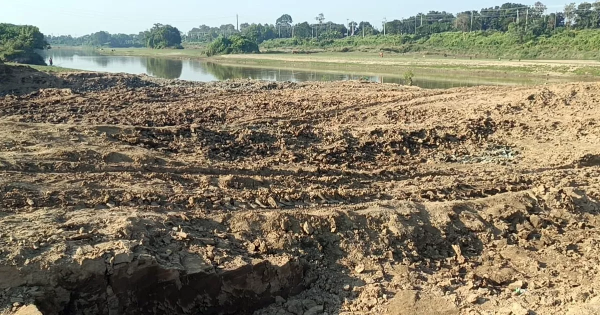 গোমতীর দুই পাড়ে মাটি লুটের মহোৎসব, মাটিখেকোদের ‘ম্যানেজে’ নির্বিকার প্রশাসন