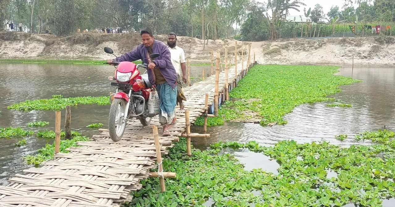 লালমনিরহাটে ভাসমান ড্রাম সেতুতে হাজারো মানুষের কষ্ট লাঘব