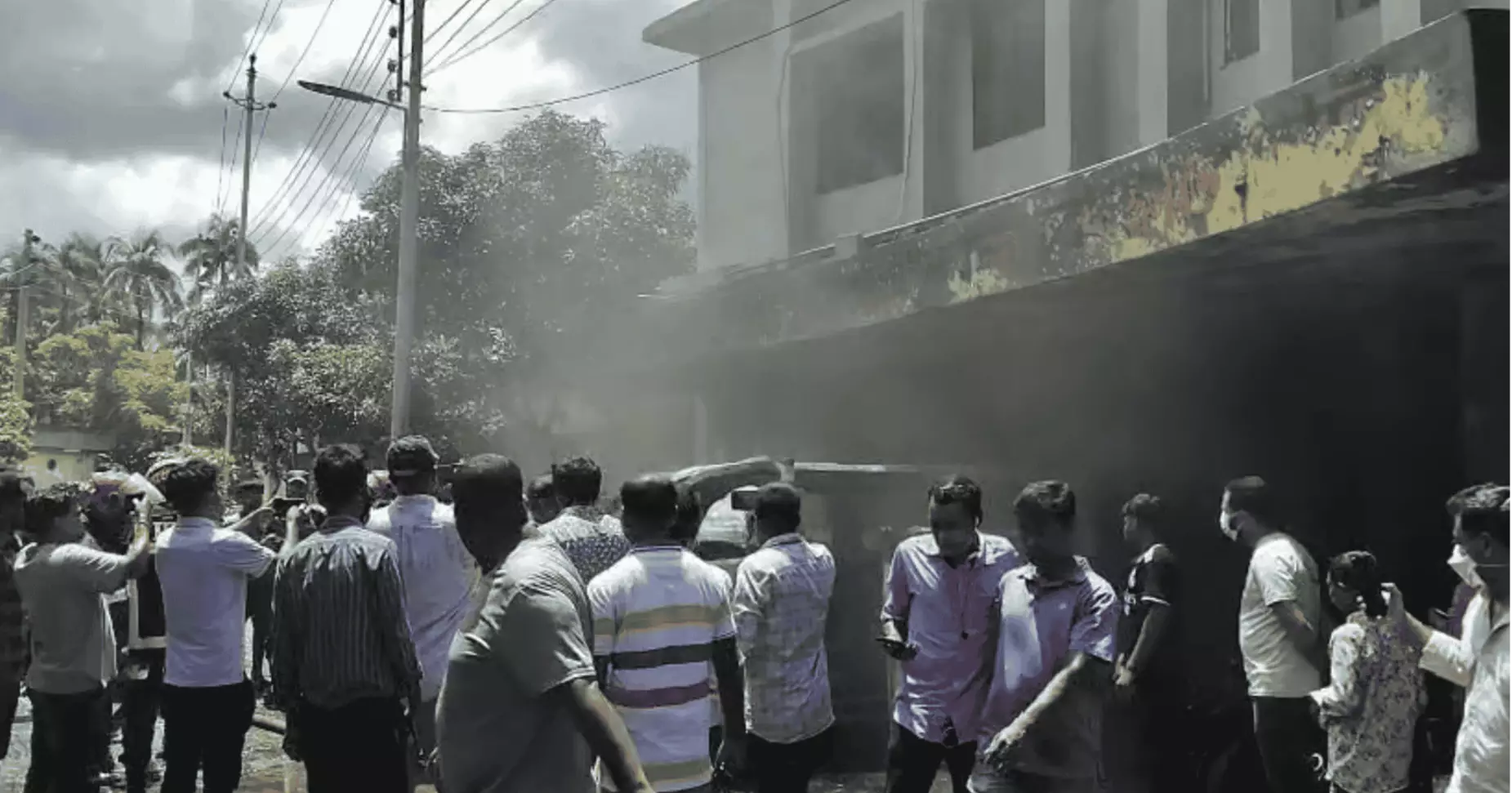বাগেরহাটে হাসপাতাল চত্বরে অ্যাম্বুলেন্সে আগুন, চালক দগ্ধ