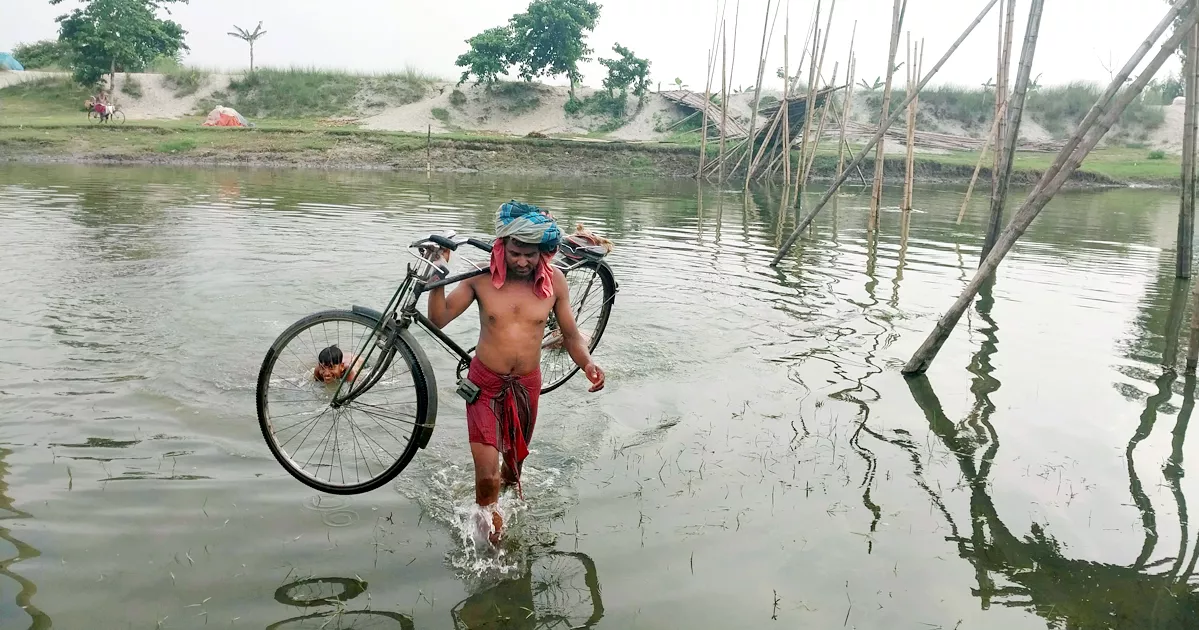 সাঁকো ভেঙেছে এক মাস, সাঁতরে নদী পার হচ্ছে ৮ গ্রামের মানুষ