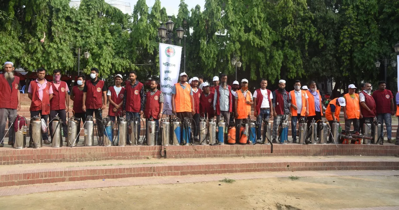 ধানমন্ডিতে ডিএসসিসির মশা নিধন ও বিশেষ পরিচ্ছন্নতা অভিযান