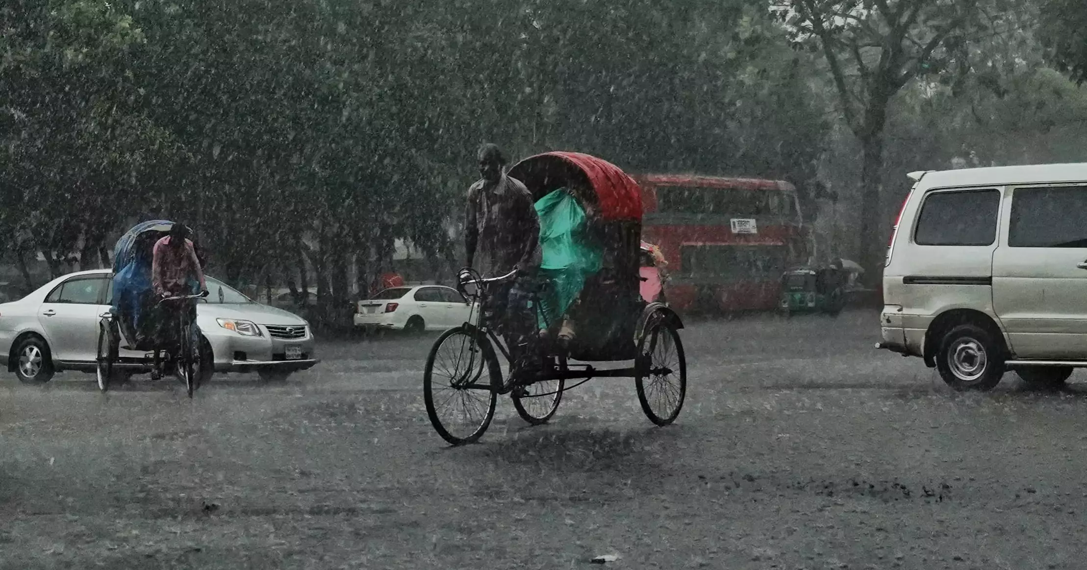 বৈশাখের উত্তাপের মধ্যে হঠাৎ বৃষ্টিতে নগরবাসীর স্বস্তি