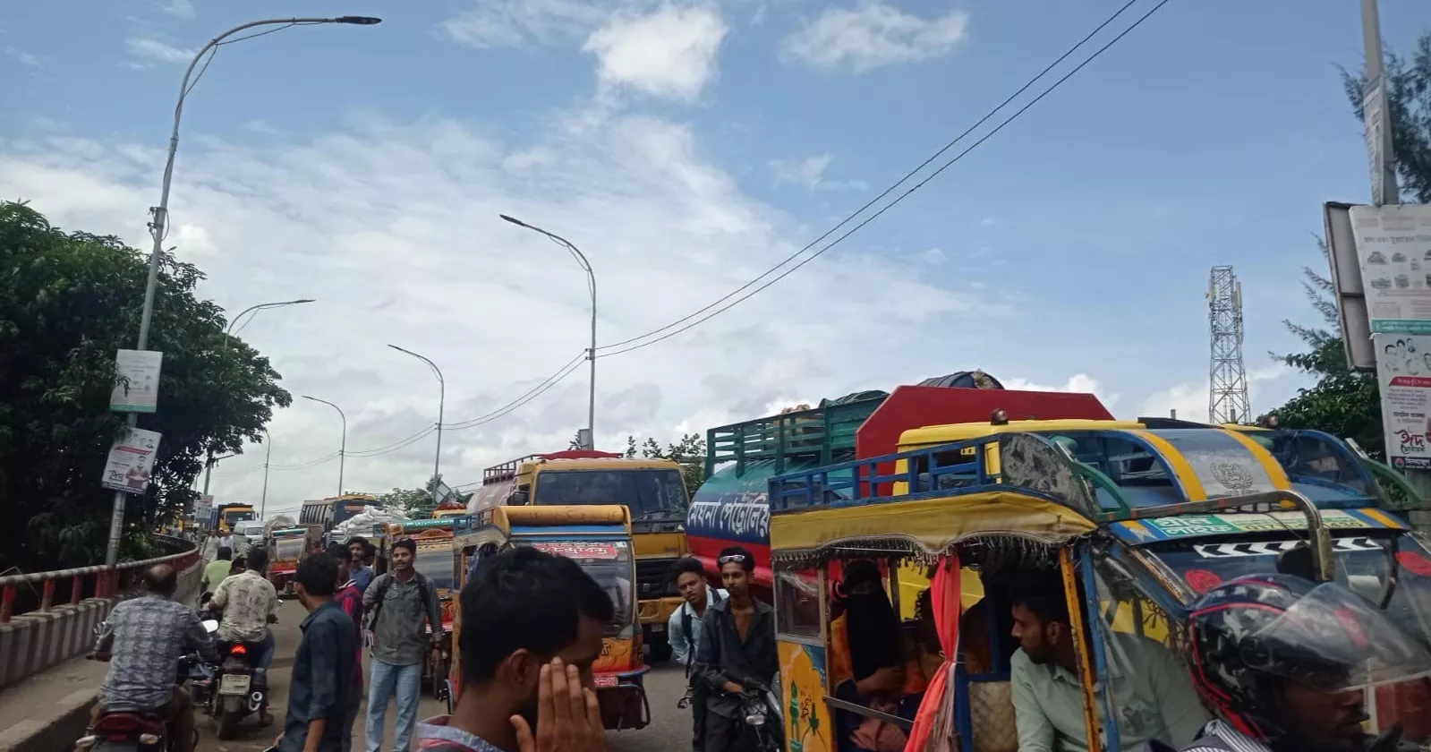 তিন দফা দাবিতে বরিশাল বিশ্ববিদ্যালয় শিক্ষার্থীদের মহাসড়ক অবরোধ