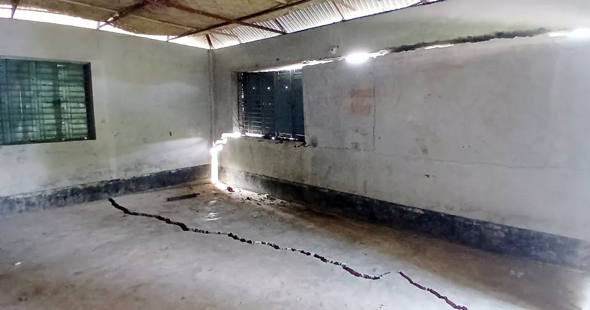 ফেনীতে নদীর করাল গ্রাসে বিদ্যালয় ভবন