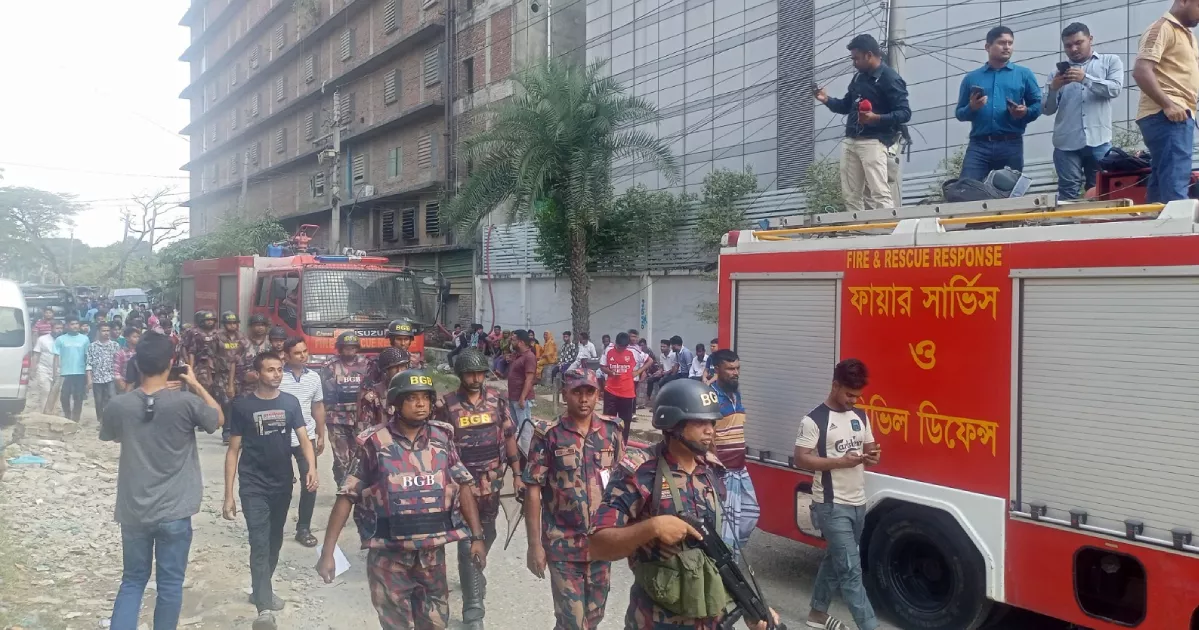 টঙ্গীতে ড্রাগ ইন্টারন্যাশনালের কারখানায় আগুন নিয়ন্ত্রণে কাজ করছে ২০ ইউনিট