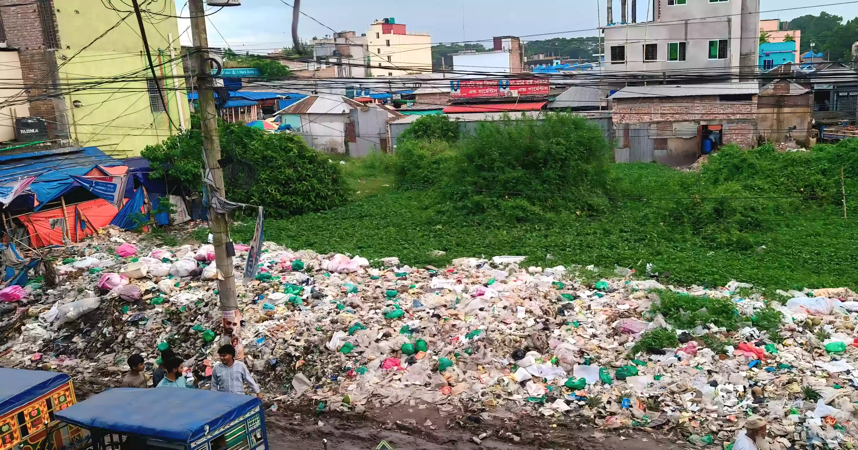 কোম্পানীগঞ্জ বাজারের পাশে ময়লার ভাগাড়, নাকাল পথচারী, ডেঙ্গুর শঙ্কায় স্থানীয়রা