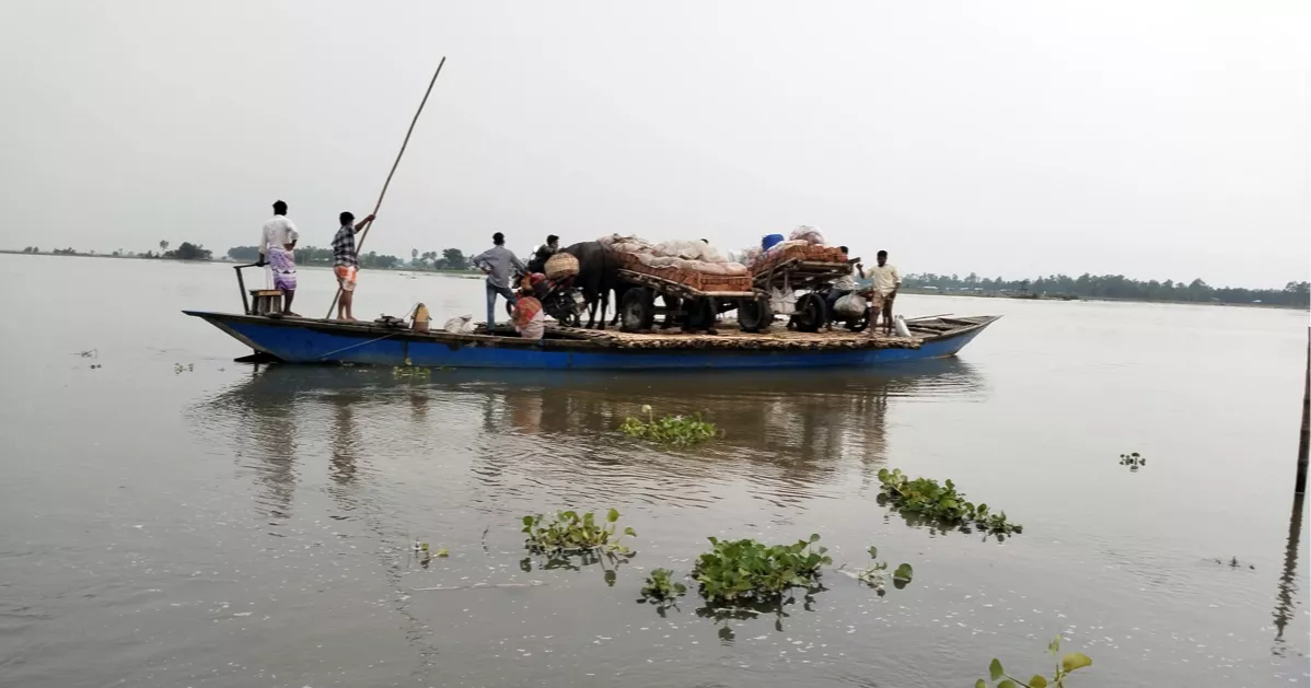 চোখের সামনেই নদীগর্ভে বিলীন বসতবাড়ি, অসহায় তিস্তাপাড়ের মানুষ