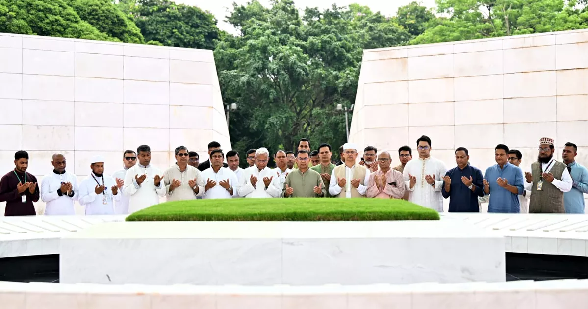 বাবা-মার কবর জিয়ারত করলেন তারেক রহমান