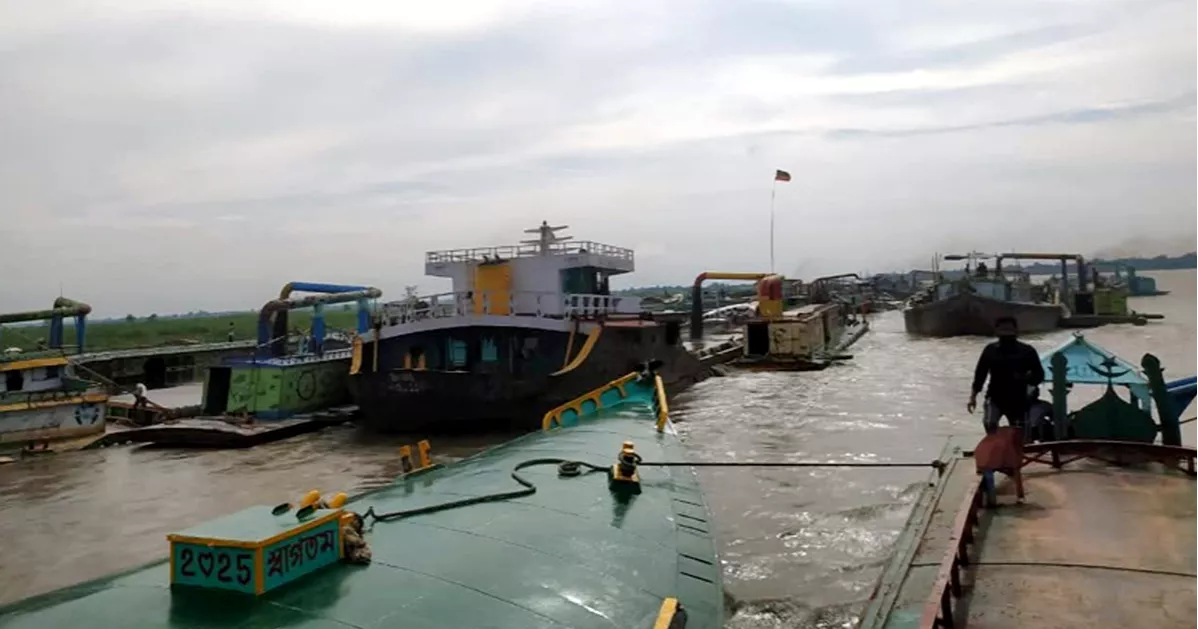 মেঘনার পাড় ঘেঁষে বালু উত্তোলন: হুমকিতে বাঁধ, আতঙ্কে স্থানীয়রা