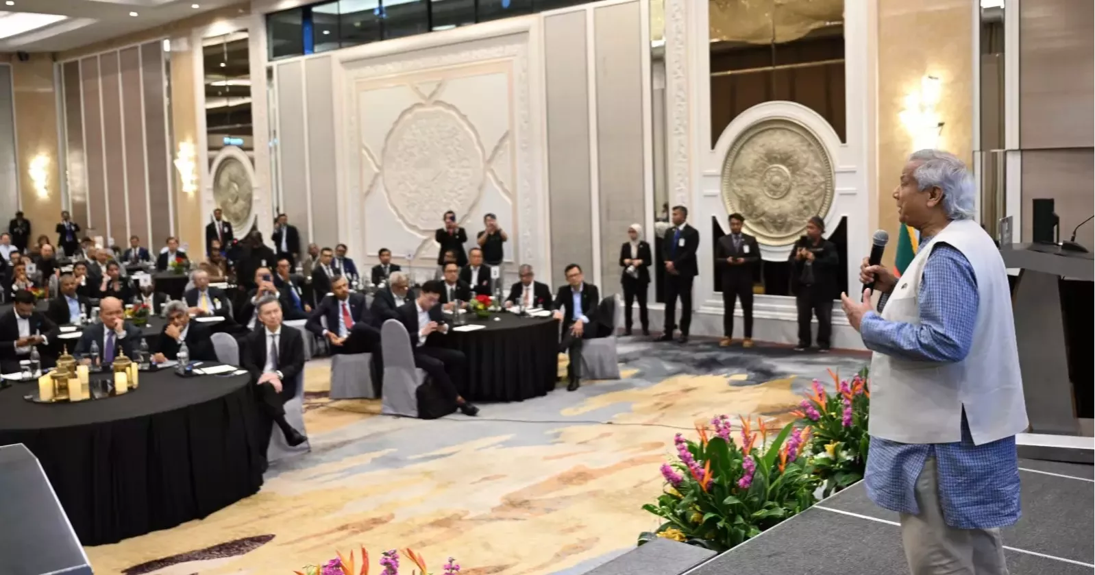 মালয়েশিয়ার কোম্পানিগুলোকে বাংলাদেশে বিনিয়োগে প্রধান উপদেষ্টার আহ্বান