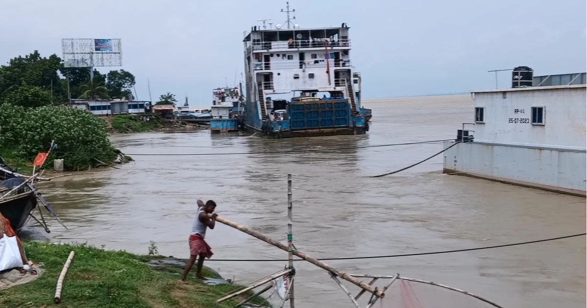 পদ্মায় তীব্র স্রোত, দৌলতদিয়া-পাটুরিয়া নৌপথে যান চলাচল ব্যাহত