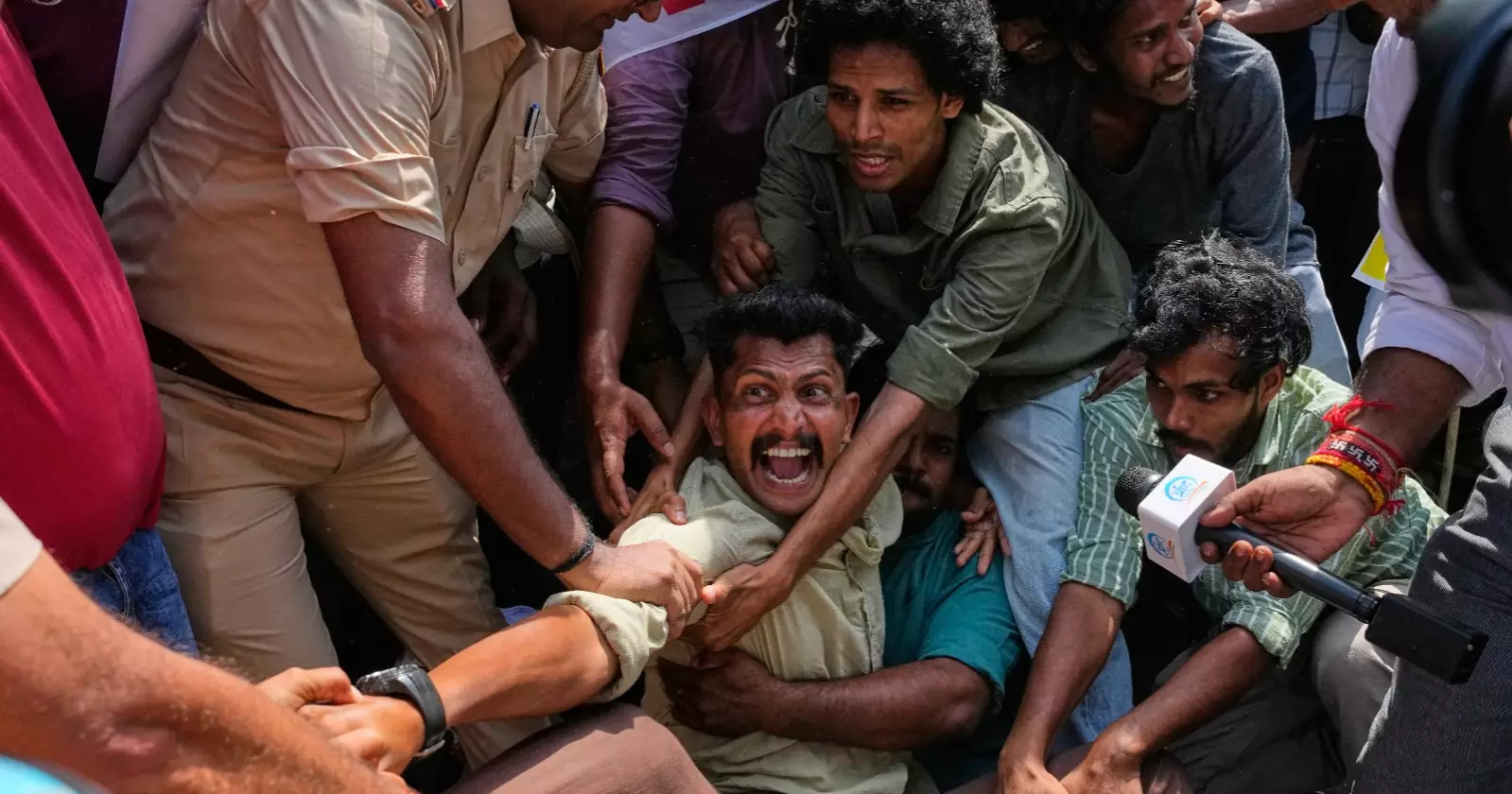 ভারতের প্রধান নির্বাচন কমিশনারের পদত্যাগ দাবিতে আন্দোলনে ককরোচ জনতা পার্টি