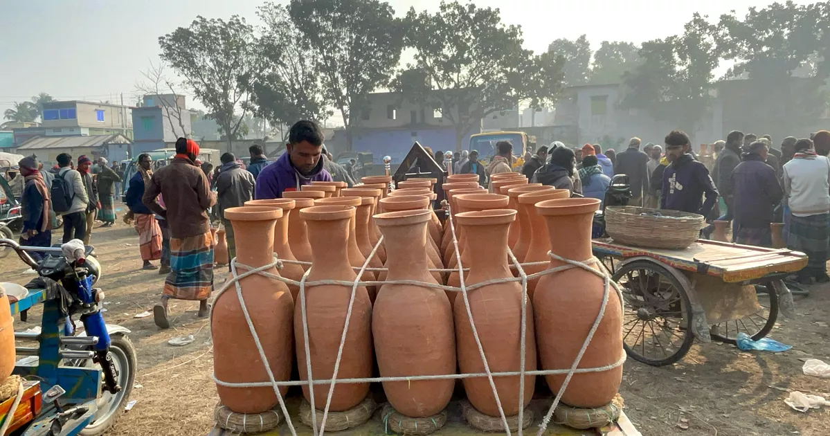 সুবাস ছড়াচ্ছে চুয়াডাঙ্গার ঐতিহ্যবাহী সরোজগঞ্জ গুড়ের হাট
