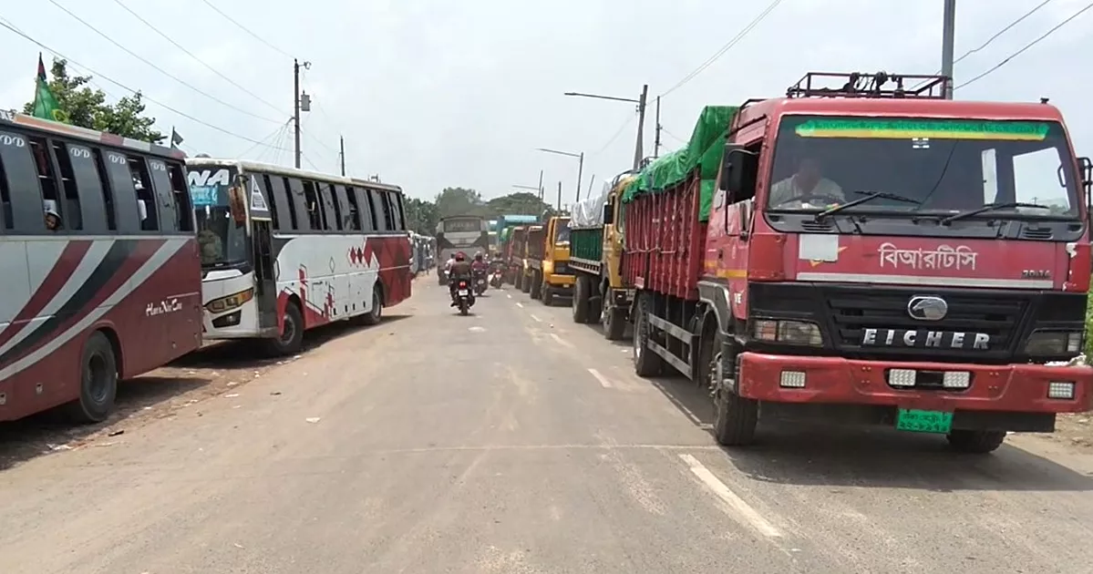পদ্মায় পানি বাড়ায় ফেরি চলাচল ব্যাহত, পাটুরিয়ায় ফেরি-লঞ্চে ওঠানামায় বেড়েছে দুর্ভোগ