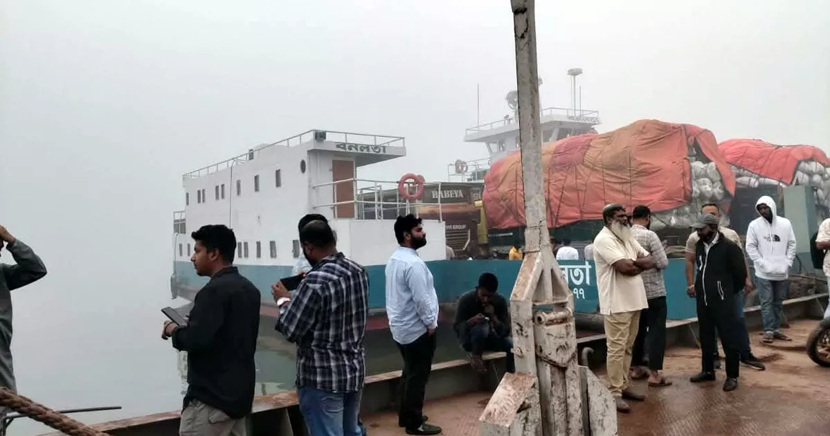 কুয়াশার দাপটে আড়াই ঘণ্টা বন্ধ থাকার পর ফেরি চলাচল স্বাভাবিক