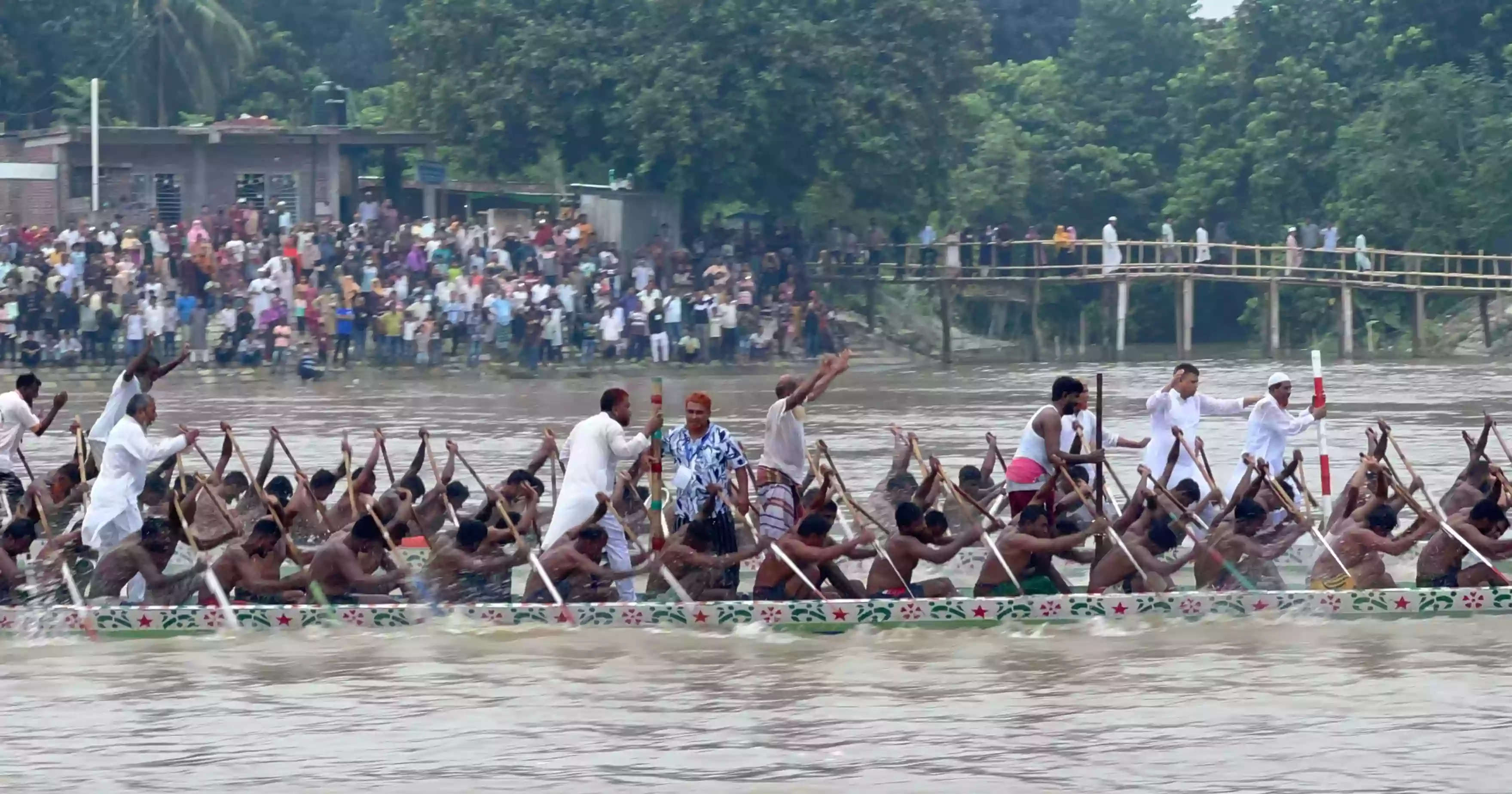 প্রায় ৪ বছর পর গড়াই নদীর বুকে ফিরল ঐতিহ্যবাহী নৌকাবাইচ, উৎসবে মাতল কুষ্টিয়া