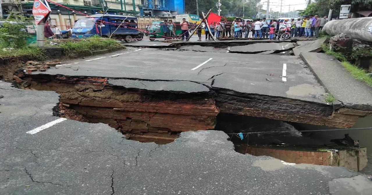 চট্টগ্রামে টানা বৃষ্টিতে কালভার্ট ধস, চলাচলে বিপর্যয়