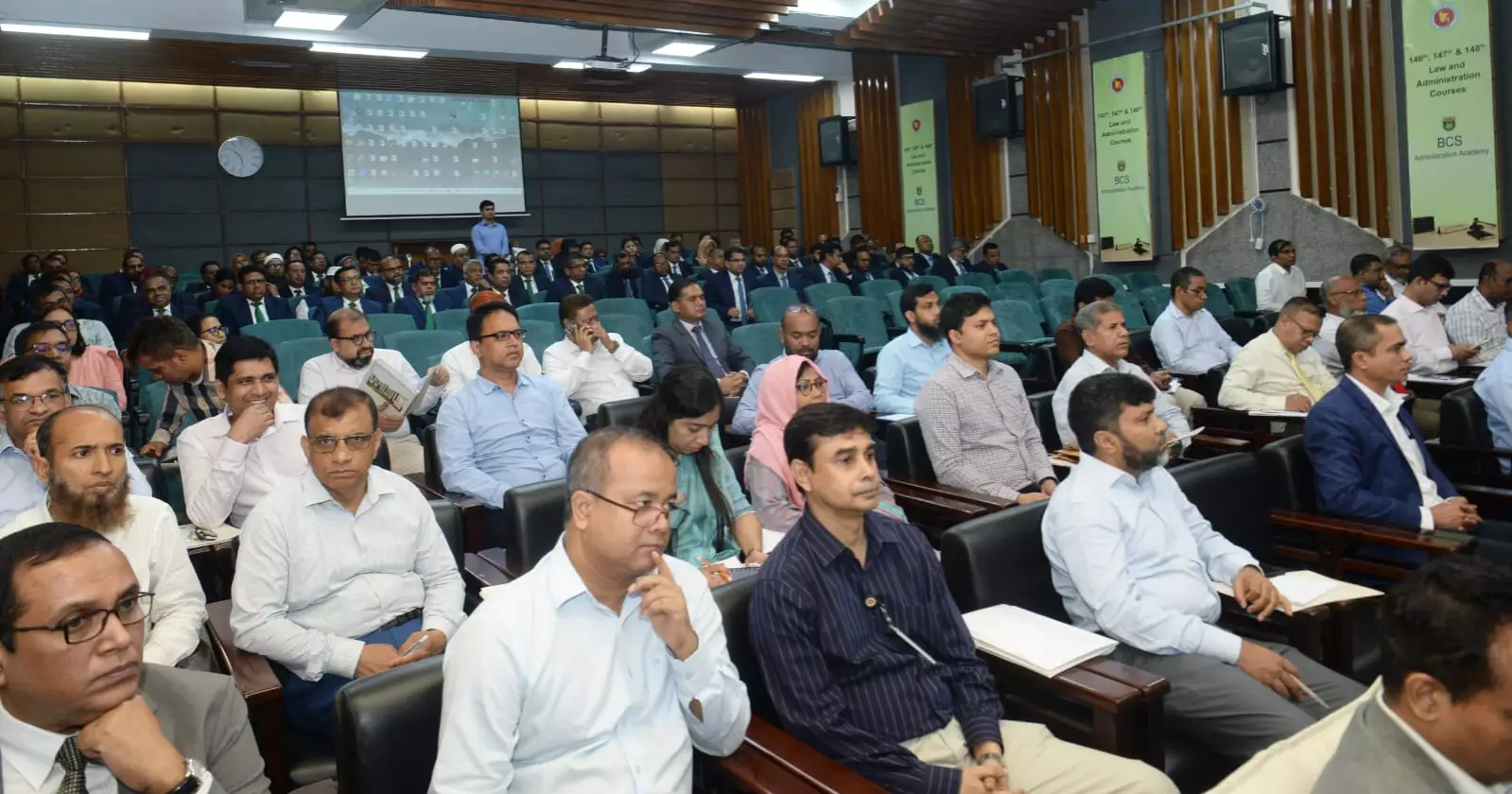 সরকারি কর্মকর্তা-কর্মচারীদের ১৭ বছরের প্রশাসনিক রাজনীতিকরণ থেকে বেরিয়ে আসার আহ্বান স্বরাষ্ট্রমন্ত্রীর