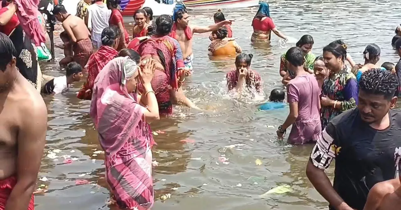 দুর্গাসাগরে পুণ্যার্থীদের ঢল, পাপমুক্তির জন্য পুণ্যস্নান