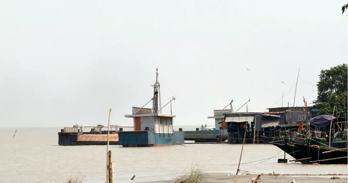 ডুবোচরে ৭ নম্বর ঘাট বন্ধ, দৌলতদিয়ায় যানবাহনের দীর্ঘ সারি