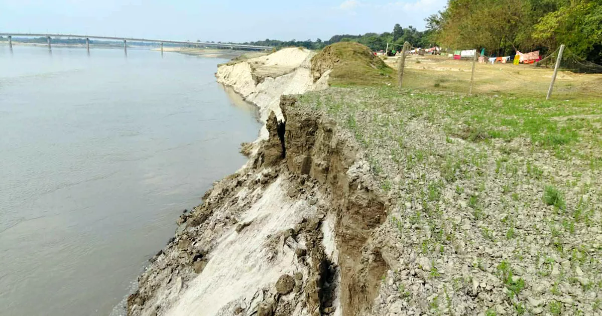 অসময়ে ভাঙন, গড়াইয়ের পাড়জুড়ে আতঙ্ক