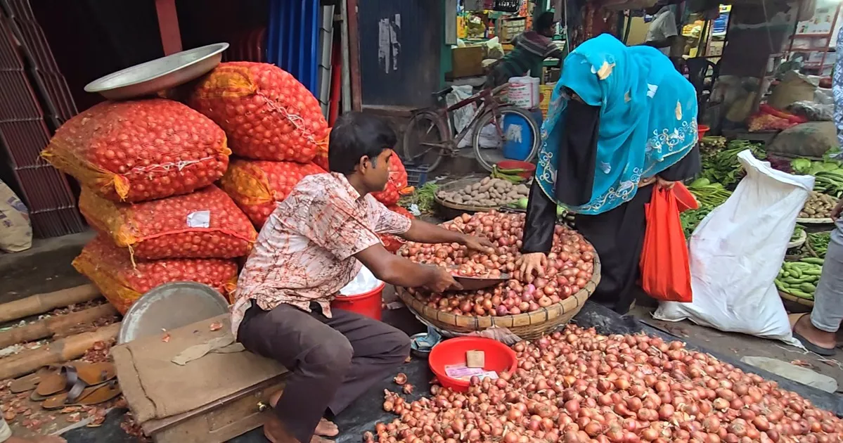 ফরিদপুরের পাইকারি বাজারে পেঁয়াজের ঝাঁজ