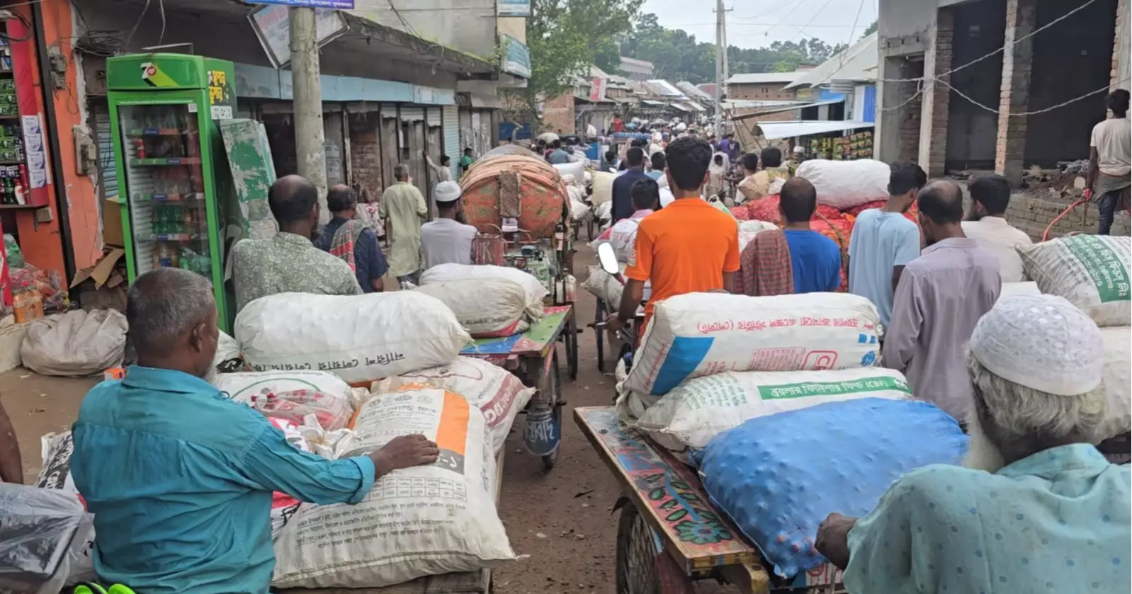 দাম কমে যাওয়ায় ফরিদপুরের পেঁয়াজ চাষিরা বিপাকে