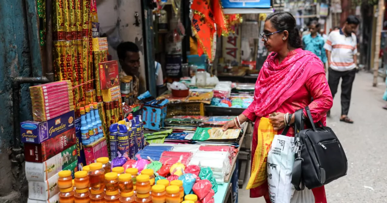 দুর্গাপূজা উপলক্ষে পুরান ঢাকায় ক্রেতাদের ভিড়