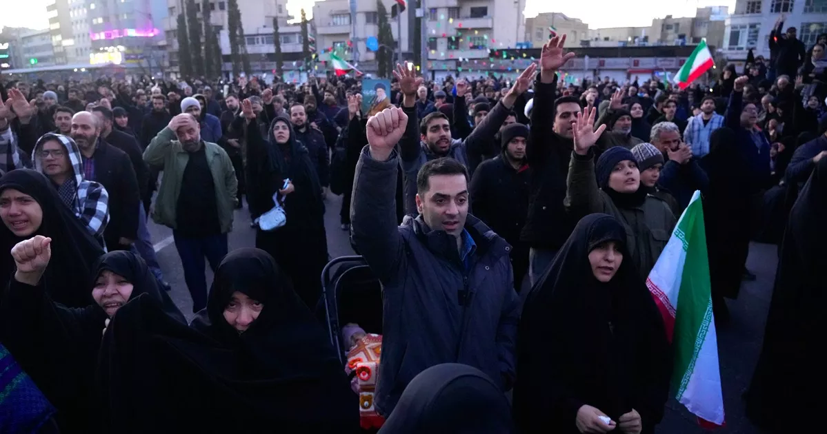 ইসরায়েলসহ কয়েকটি দেশে ইরানের পাল্টা ক্ষেপণাস্ত্র হামলা