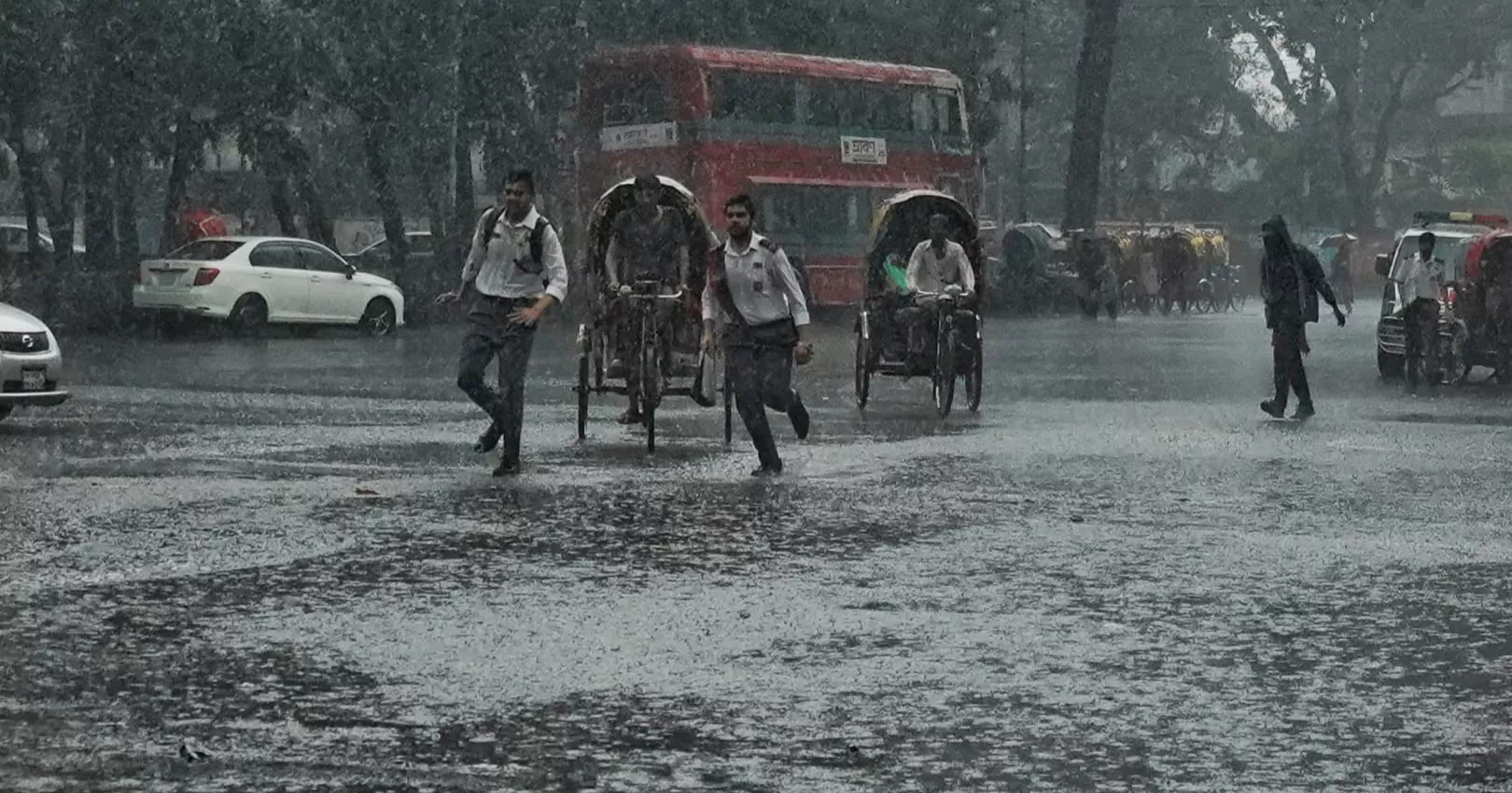 বৈশাখের উত্তাপের মধ্যে হঠাৎ বৃষ্টিতে নগরবাসীর স্বস্তি
