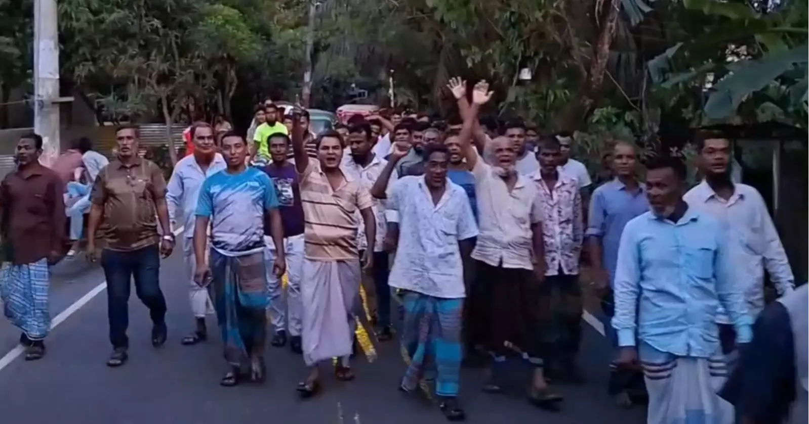 শরীয়তপুরে সংস্কারের দুই মাসেই উঠে যাচ্ছে সড়কের কার্পেটিং