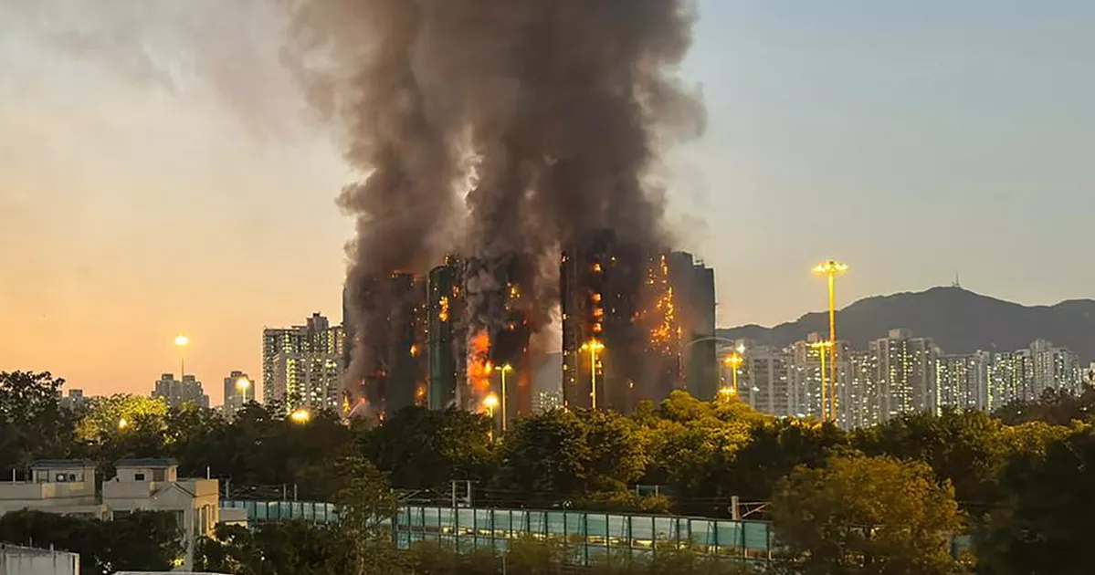 দ্বিতীয় দিনও জ্বলছে হংকংয়ের বহুতল ভবন কমপ্লেক্স, নিহত বেড়ে ৫৫