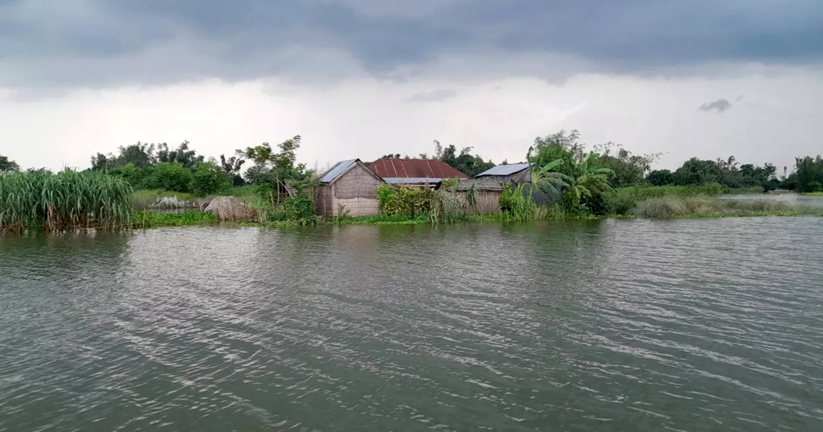 দৌলতপুরে পদ্মার পানি বাড়ার গতি কমলেও বাড়ছে দুর্ভোগ