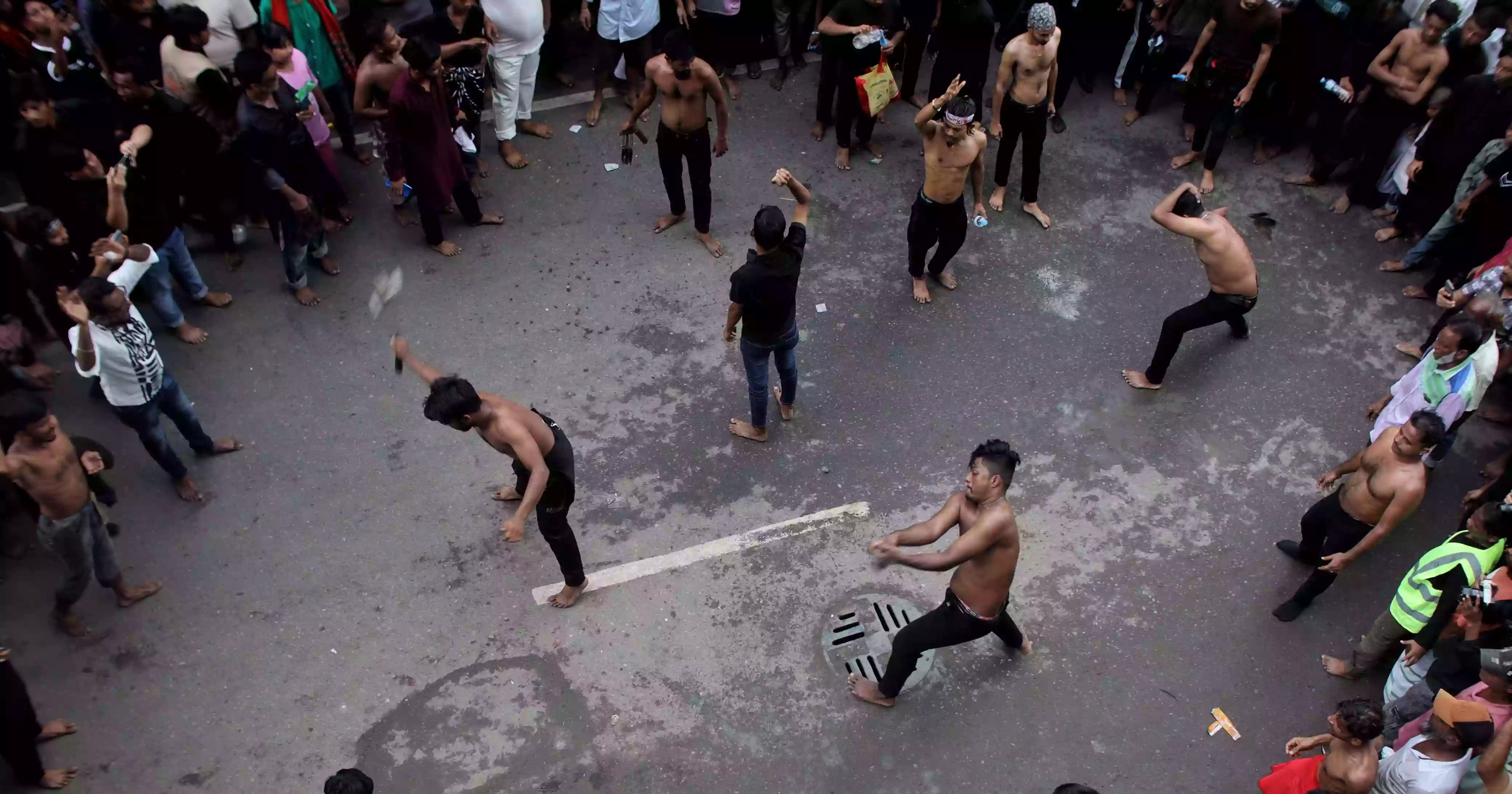 ধর্মীয় ভাবগম্ভীর পরিবেশে সারা দেশে পালিত হচ্ছে আশুরা