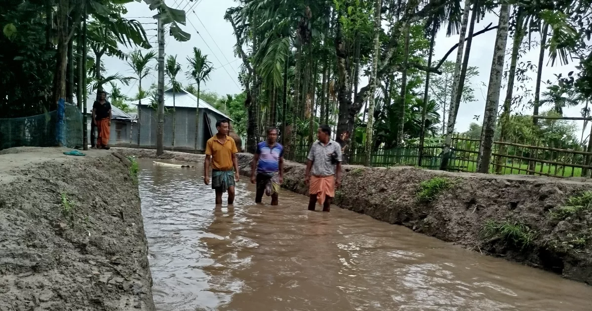 খুঁড়ে রাখা সড়কের হাঁটু পানিতে ভাসছে ভেলা, চরম ভোগান্তিতে সাধারণ মানুষ