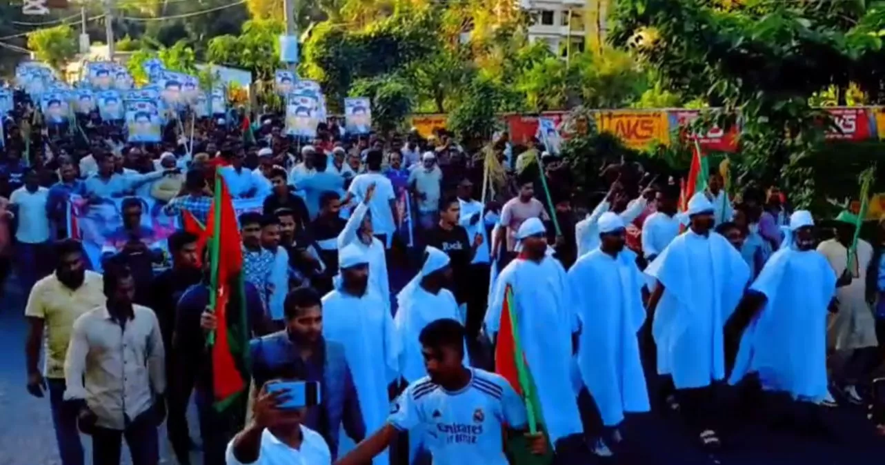 নোয়াখালীতে কাফনের কাপড় পরে বিএনপির প্রার্থী পরিবর্তনের দাবি