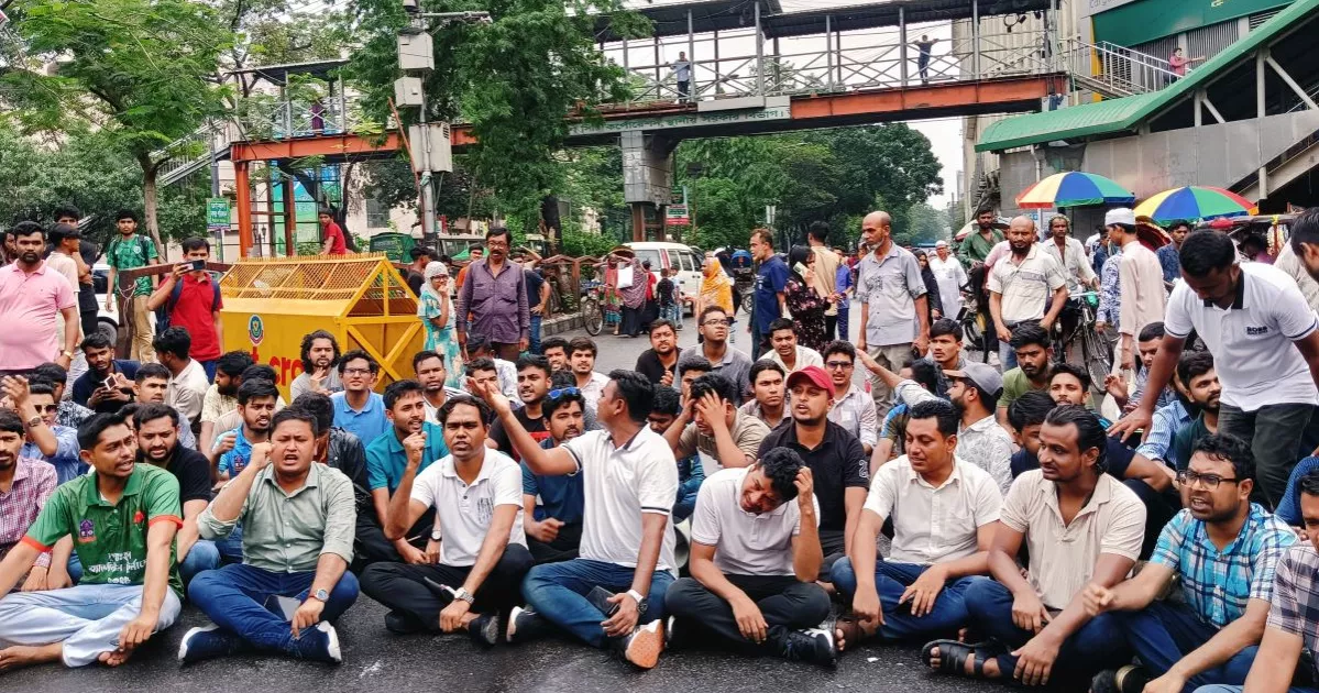 বৃষ্টির মধ্যেই শাহবাগ মোড়ে ছাত্রদলের অবস্থান, যান চলাচল বন্ধ