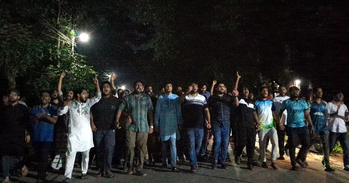 মিটফোর্ডের সামনে ব্যবসায়ীকে নৃশংস হত্যার প্রতিবাদে বিশ্ববিদ্যালয় ক্যাম্পাসগুলোতে বিক্ষোভ