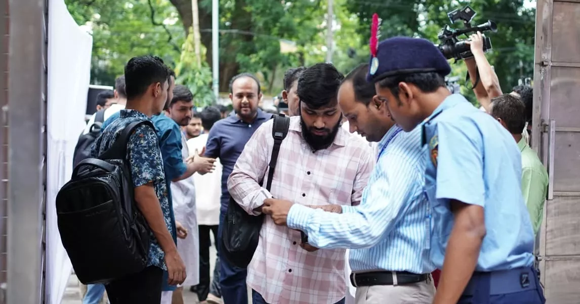 ডাকসু নির্বাচন: উৎসবমুখর পরিবেশে ভোটগ্রহণ চলছে