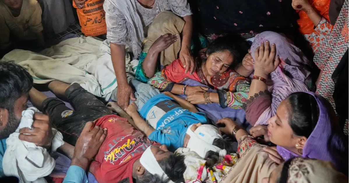 পাকিস্তানে কোচিং সেন্টারের ছাদ ধসে প্রাণ গেল ১৪ স্কুলশিক্ষার্থীর, গ্রেপ্তার ২