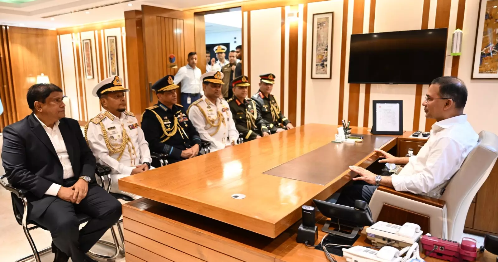 নবনিযুক্ত নৌবাহিনী প্রধানকে র‍্যাঙ্ক ব্যাজ পরালেন প্রধানমন্ত্রী